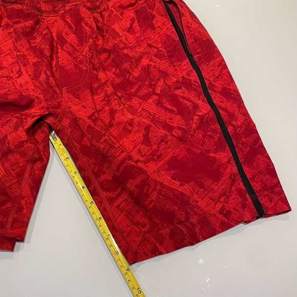 Men’s Lululemon Pace Breaker 9” Lined Red Patterned Shorts - Picture 10 of 14
